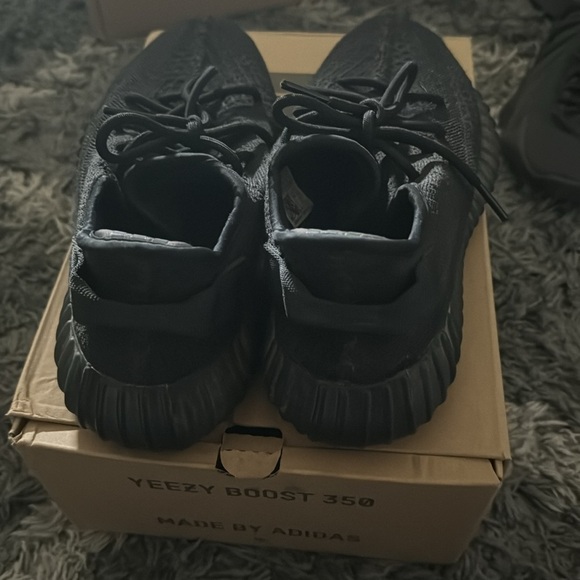 Yeezy 350 V2 - Picture 4 of 5